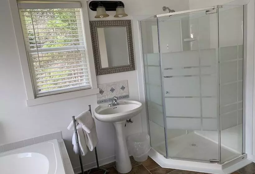 The Lionstone Inn Motel And Cottages