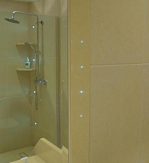 Four Seasons Hotel & Leisure Club