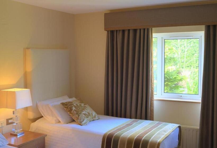 Four Seasons Hotel & Leisure Club