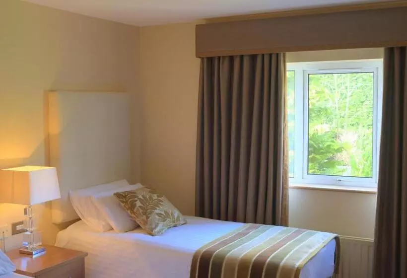 Four Seasons Hotel & Leisure Club