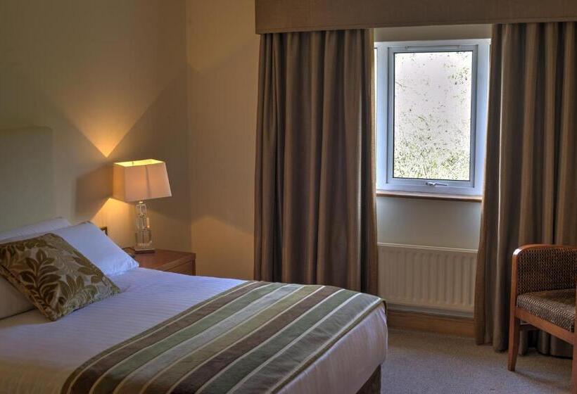 Four Seasons Hotel & Leisure Club