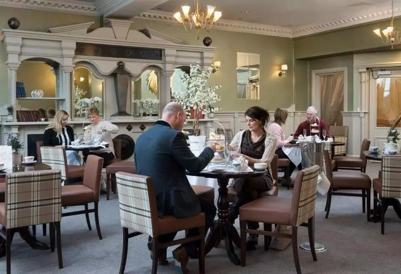 Four Seasons Hotel & Leisure Club