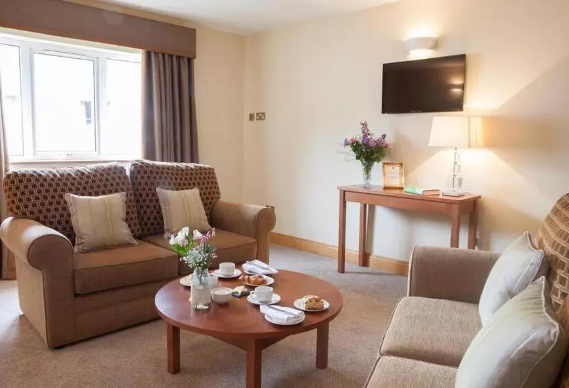 Four Seasons Hotel & Leisure Club