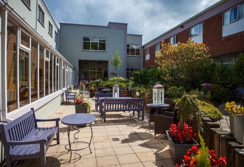 Four Seasons Hotel & Leisure Club