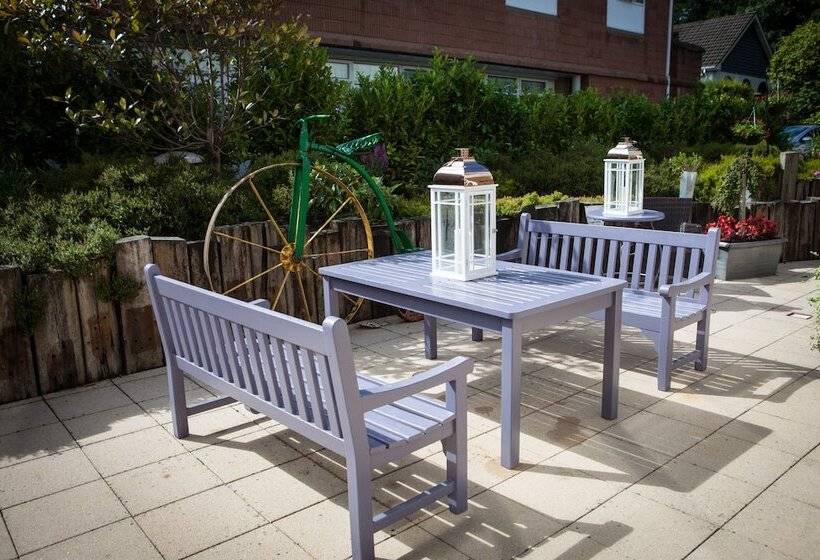 Four Seasons Hotel & Leisure Club