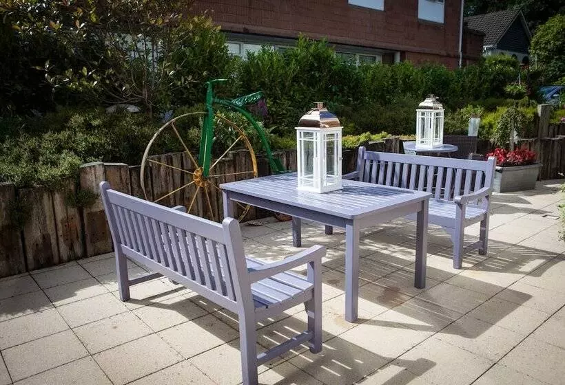 Four Seasons Hotel & Leisure Club