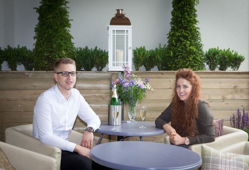 Four Seasons Hotel & Leisure Club