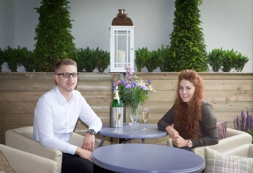 Four Seasons Hotel & Leisure Club