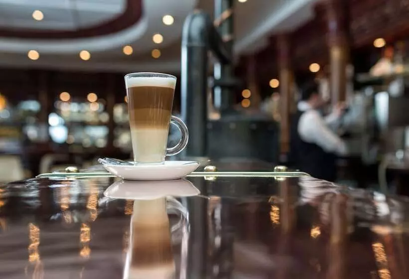 Four Seasons Hotel & Leisure Club