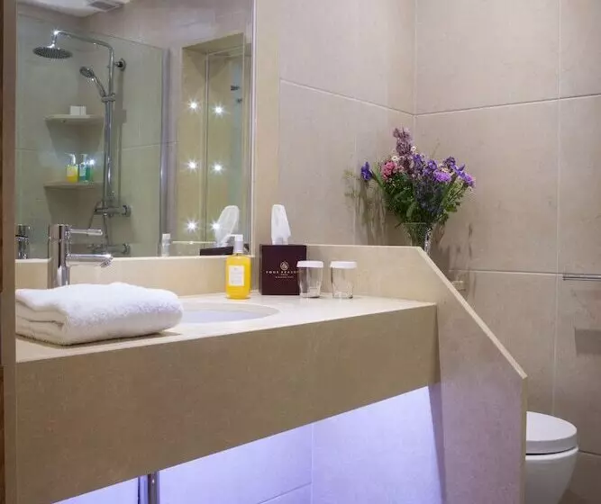 Four Seasons Hotel & Leisure Club