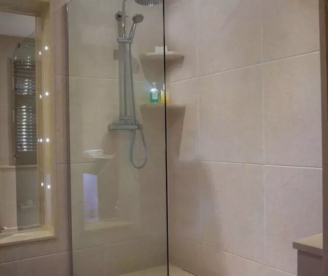 Four Seasons Hotel & Leisure Club