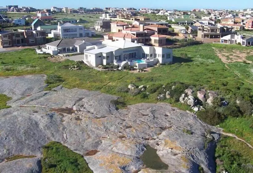 בית מלון כפרי At The Rocks