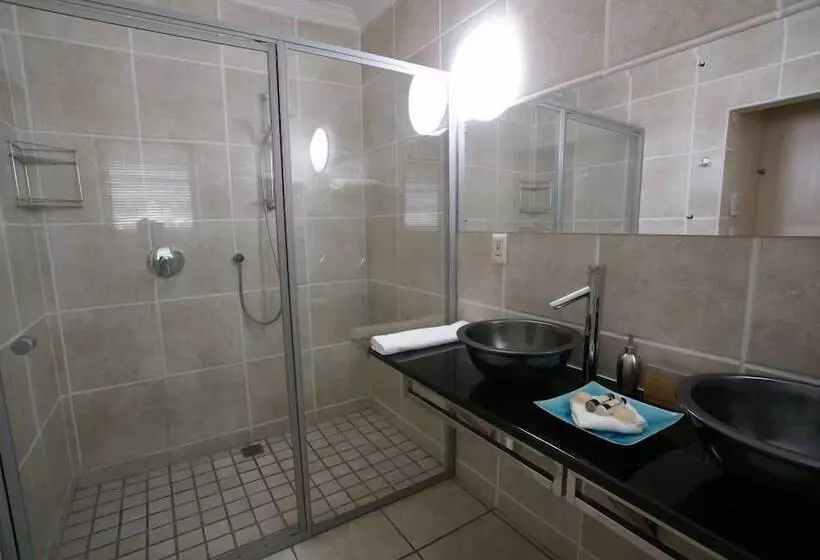 בית מלון כפרי At The Rocks