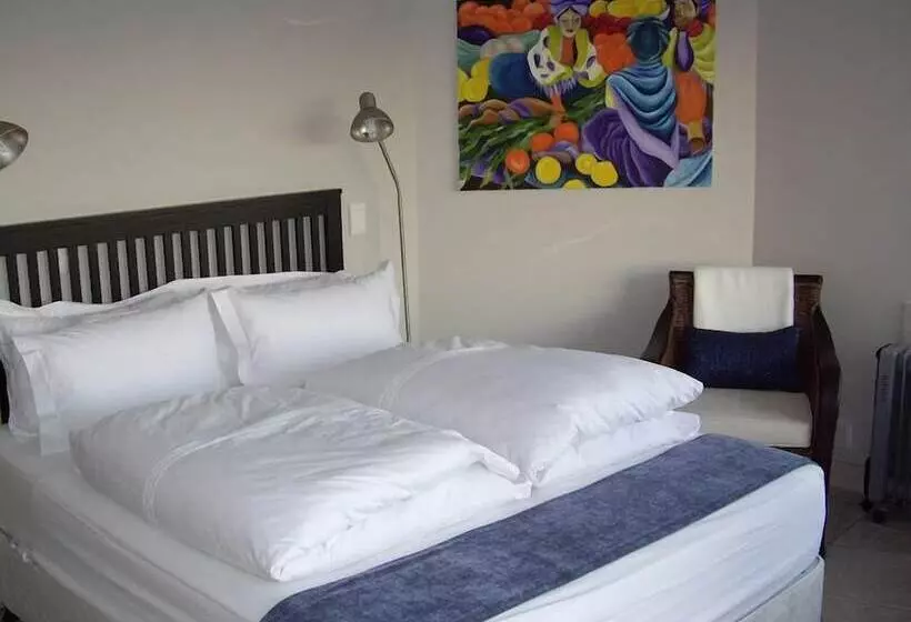 בית מלון כפרי At The Rocks