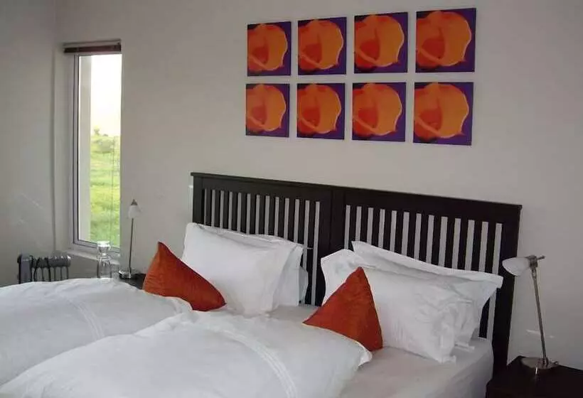 בית מלון כפרי At The Rocks