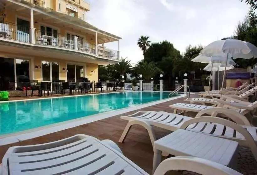 Отель Mocambo Piscina E Spiaggia