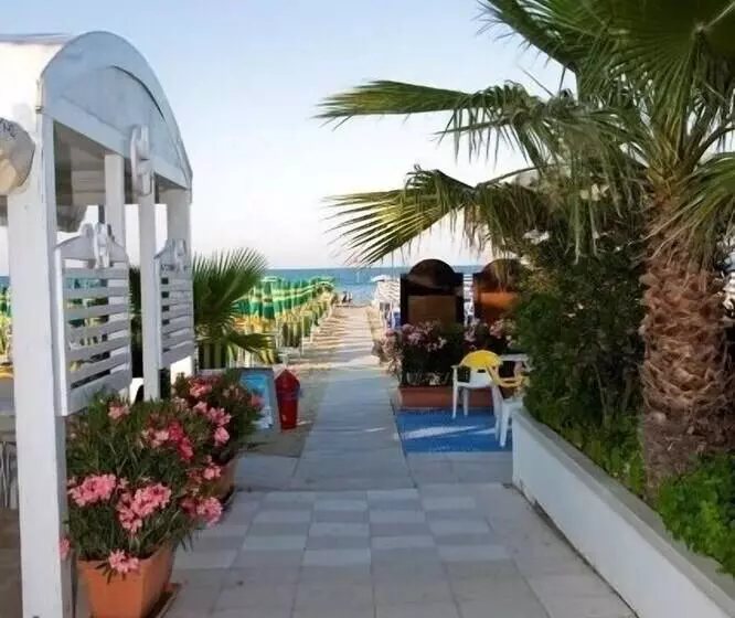 Отель Mocambo Piscina E Spiaggia