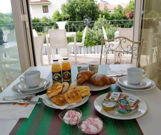 Отель Mocambo Piscina E Spiaggia