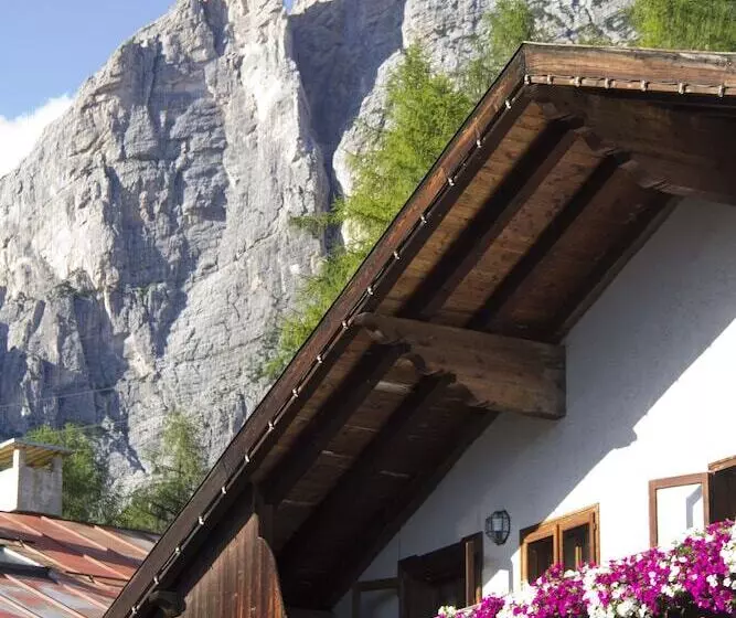 בית מלון כפרי Al Larin