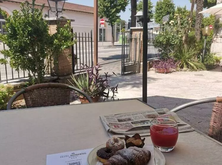 فندق Moderno