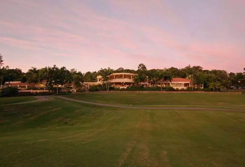 هتل Noosa Springs Golf & Spa Resort