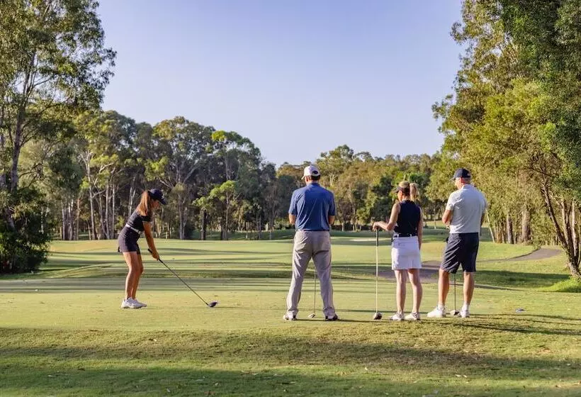 هتل Noosa Springs Golf & Spa Resort