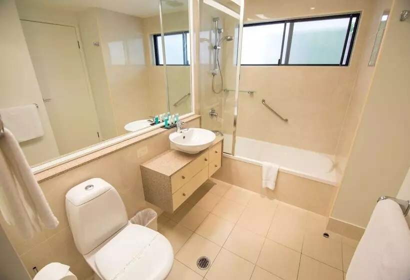 هتل Noosa Springs Golf & Spa Resort