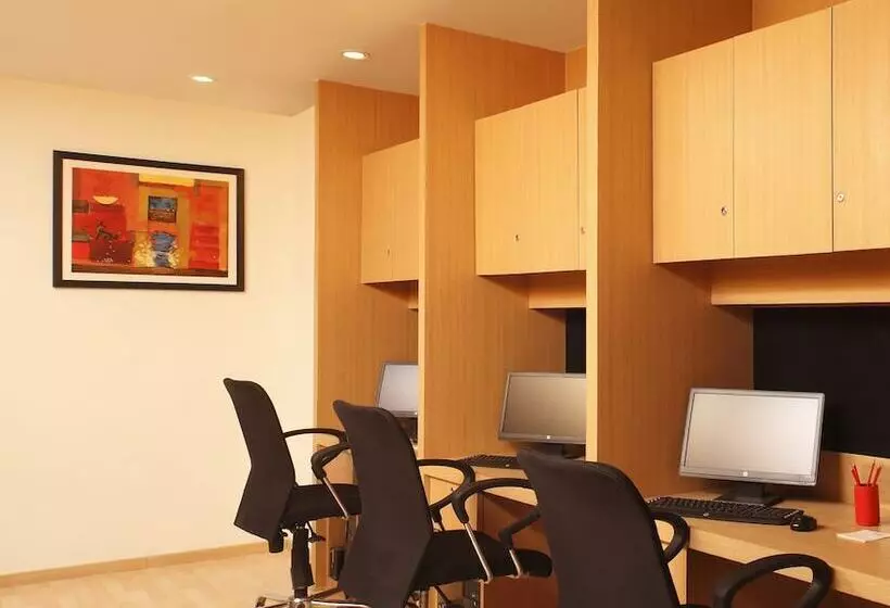 Red Fox By Lemon Tree Hotels, Delhi Airport