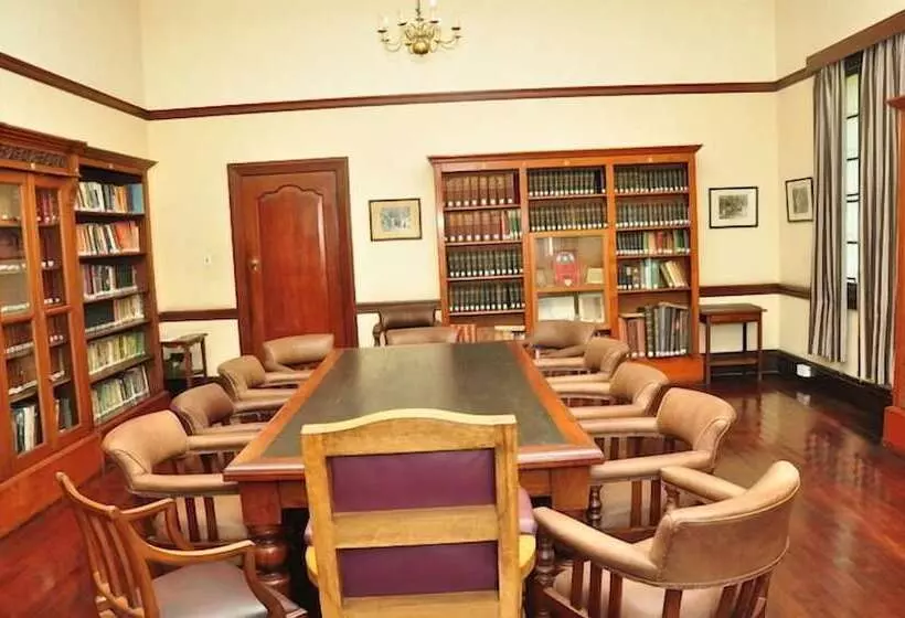 هتل Bulawayo Club