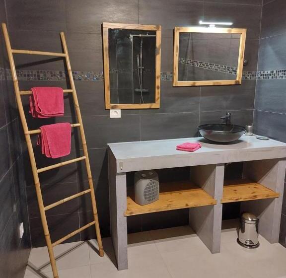 مبيت وإفطار Le Mas Des Roches Jacuzzi Privatif