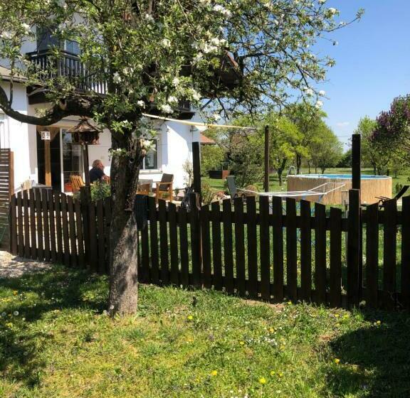 تختخواب و صبحانه Casa Boebelle