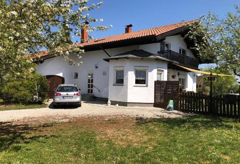 تختخواب و صبحانه Casa Boebelle