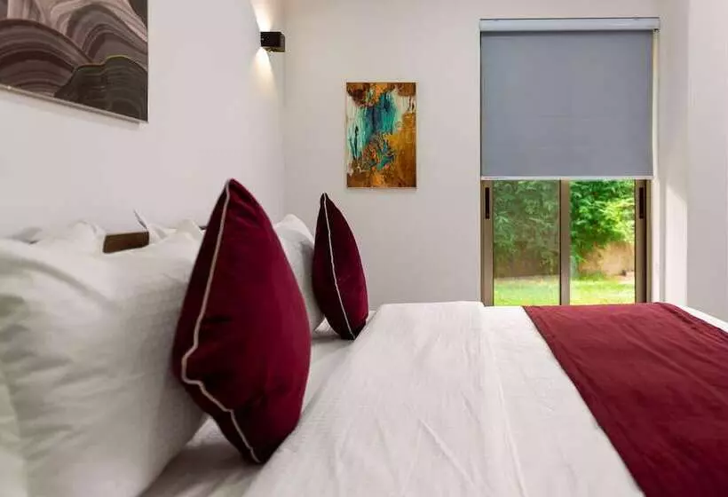 هتل Crest Apartments & Suites