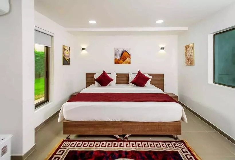 هتل Crest Apartments & Suites