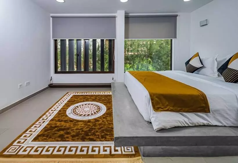 هتل Crest Apartments & Suites