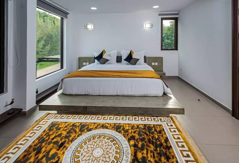 هتل Crest Apartments & Suites