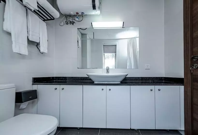 هتل Crest Apartments & Suites