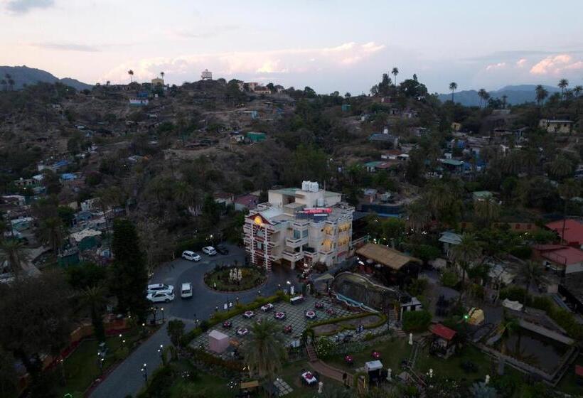 Отель Chacha Inn  The Garden Retreat