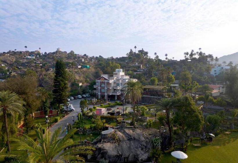 Отель Chacha Inn  The Garden Retreat