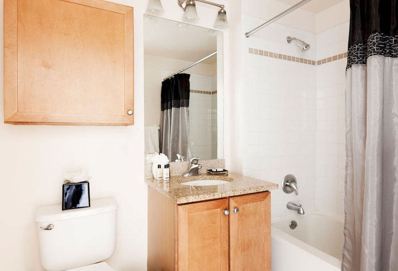 فندق Churchill At Washington Blvd