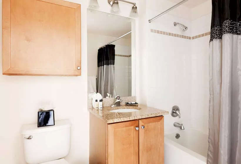 فندق Churchill At Washington Blvd