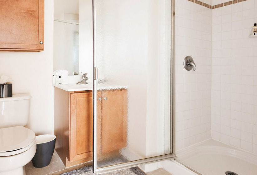 فندق Churchill At Washington Blvd