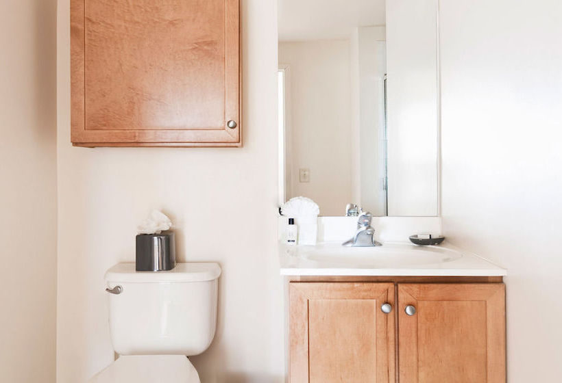 فندق Churchill At Washington Blvd