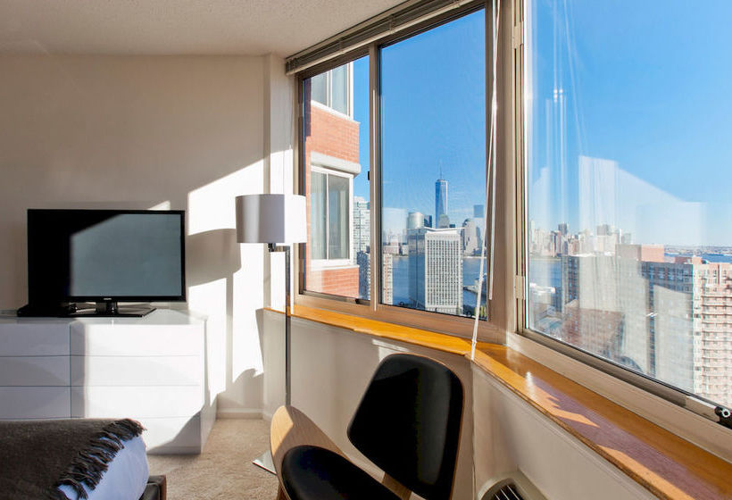 فندق Churchill At Washington Blvd