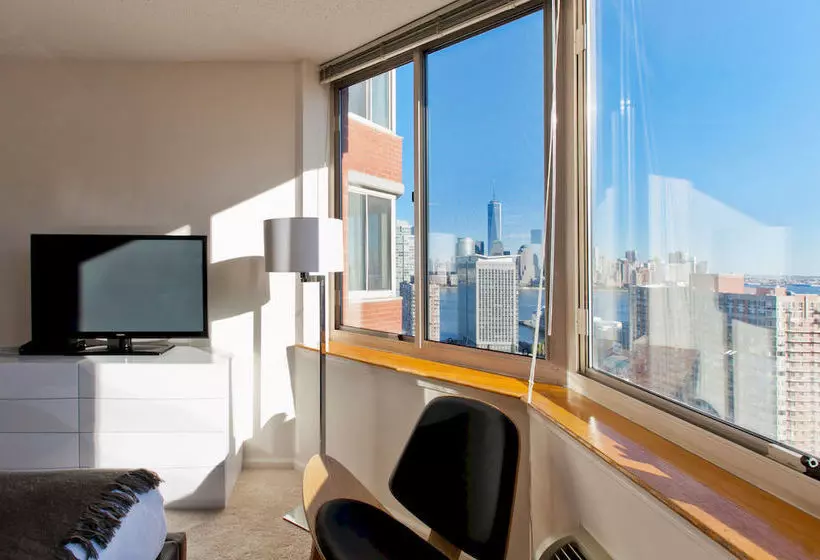 فندق Churchill At Washington Blvd