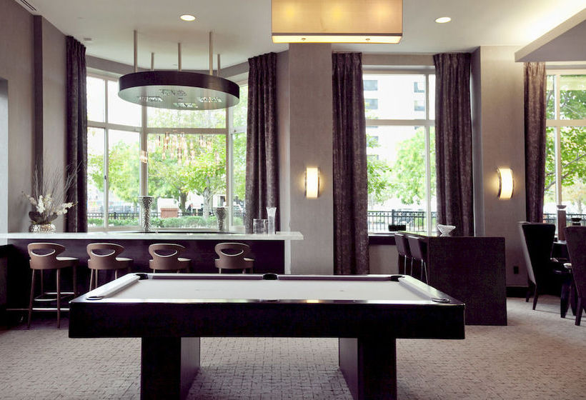 فندق Churchill At Washington Blvd