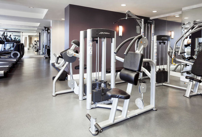 فندق Churchill At Washington Blvd