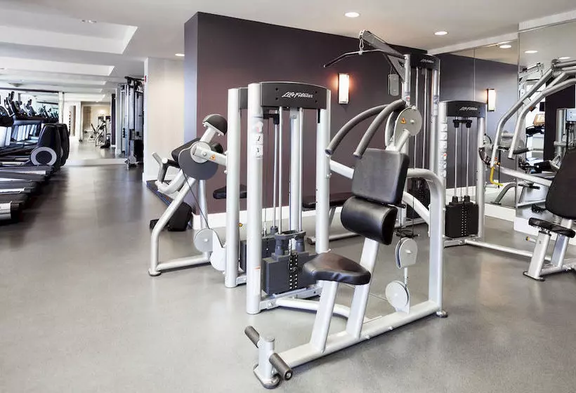 فندق Churchill At Washington Blvd