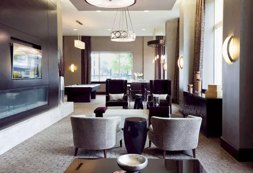 فندق Churchill At Washington Blvd