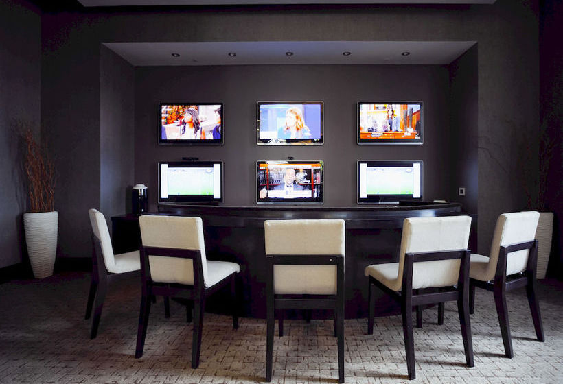 فندق Churchill At Washington Blvd